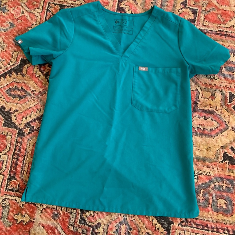 gently used condition: FIGS one pocket scrub top